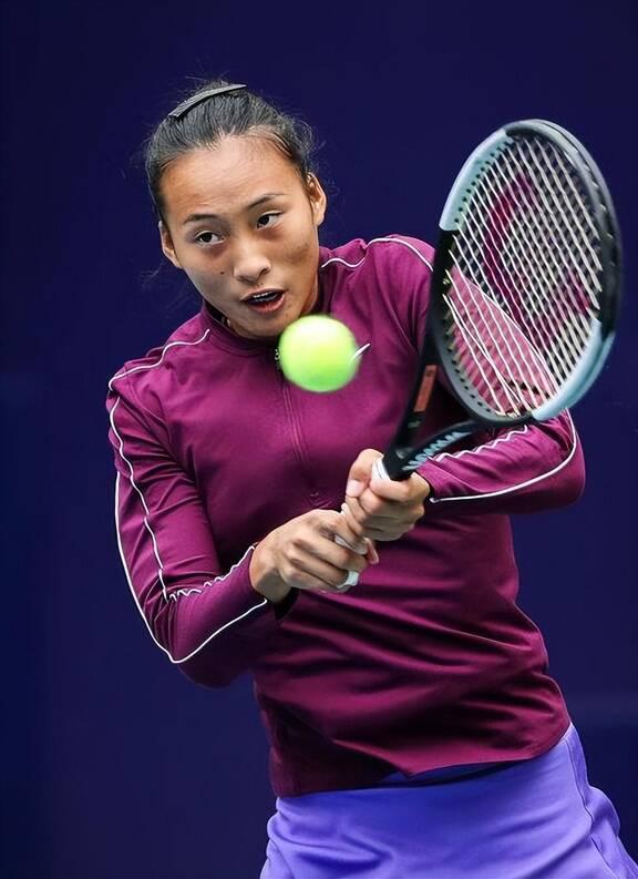 并根据表现 并根据表现