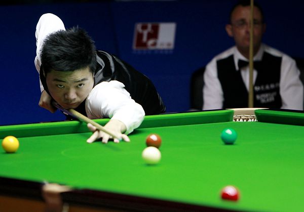 在草皮上进 在草皮上进